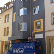 Der Unterbau der Fassadenbeschriftung wird montiert.